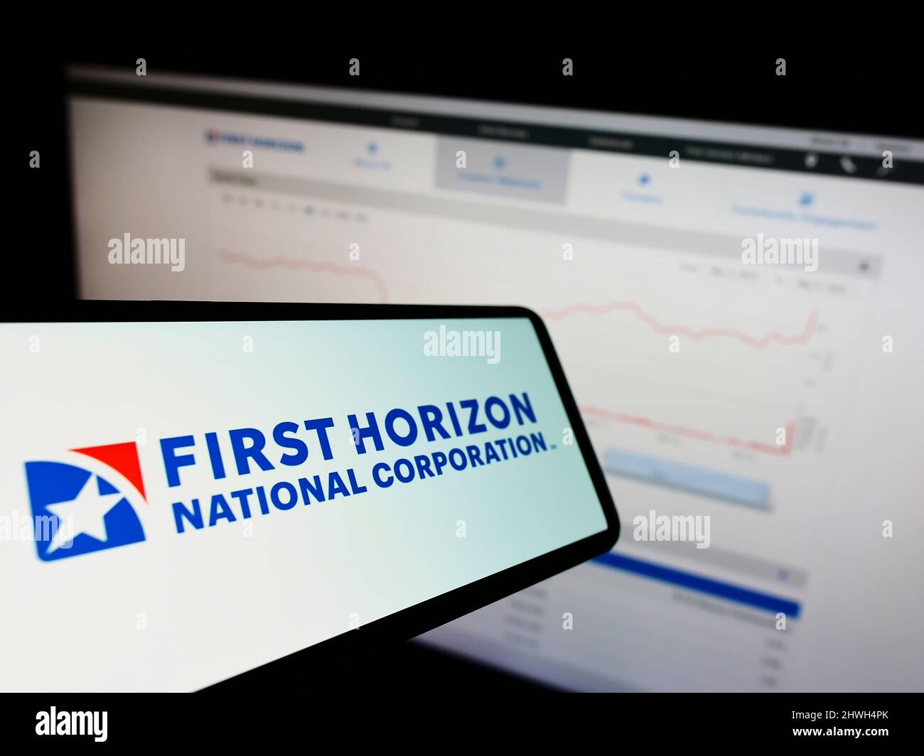 Téléphone portable avec logo de la société américaine First Horizon Corporation (FHN) à l'écran devant le site Web. Effectuez la mise au point au centre-droit de l'écran du téléphone. Banque D'Images