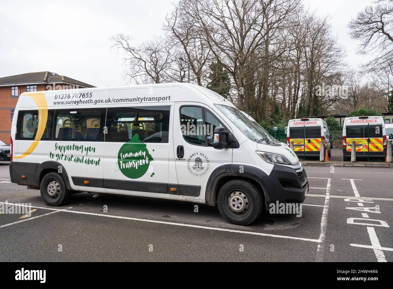 Minibus de transport communautaire stationné près des bureaux du conseil de santé de Surrey, Angleterre, Royaume-Uni Banque D'Images