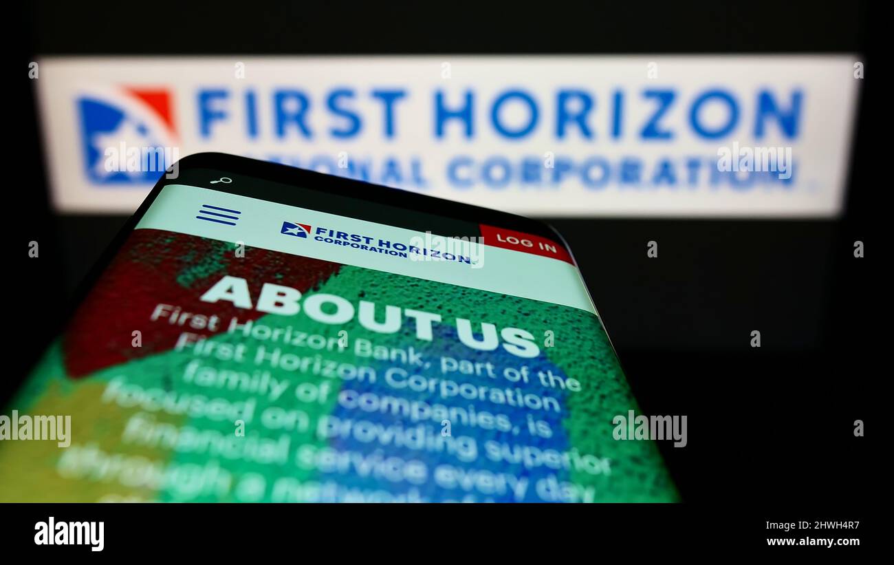 Téléphone mobile avec le site Web de la société américaine First Horizon Corporation (FHN) à l'écran devant le logo. Faites la mise au point dans le coin supérieur gauche de l'écran du téléphone. Banque D'Images