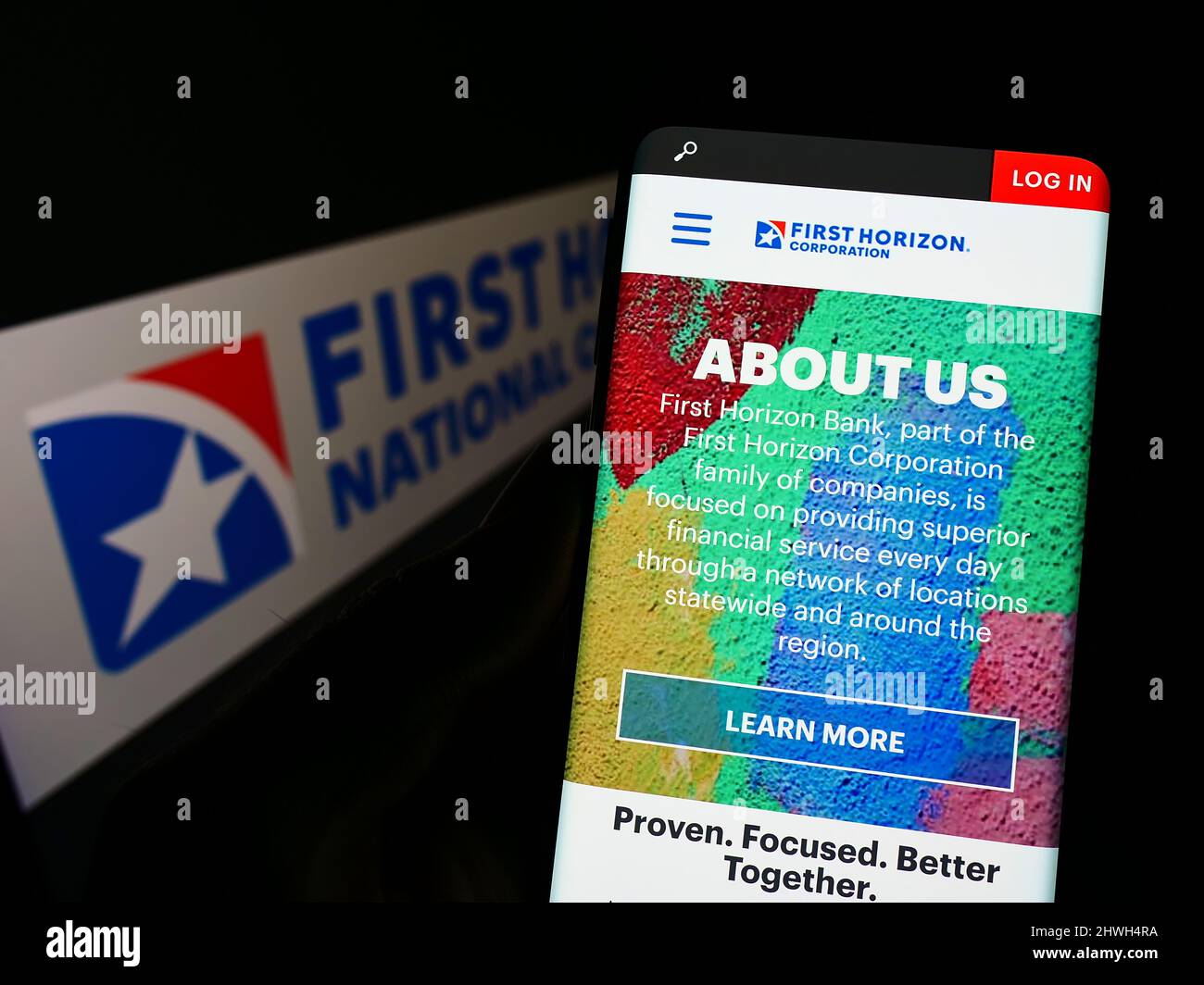 Personne détenant un smartphone avec la page Web de la société américaine First Horizon Corporation (FHN) à l'écran devant le logo. Concentrez-vous sur le centre de l'écran du téléphone. Banque D'Images