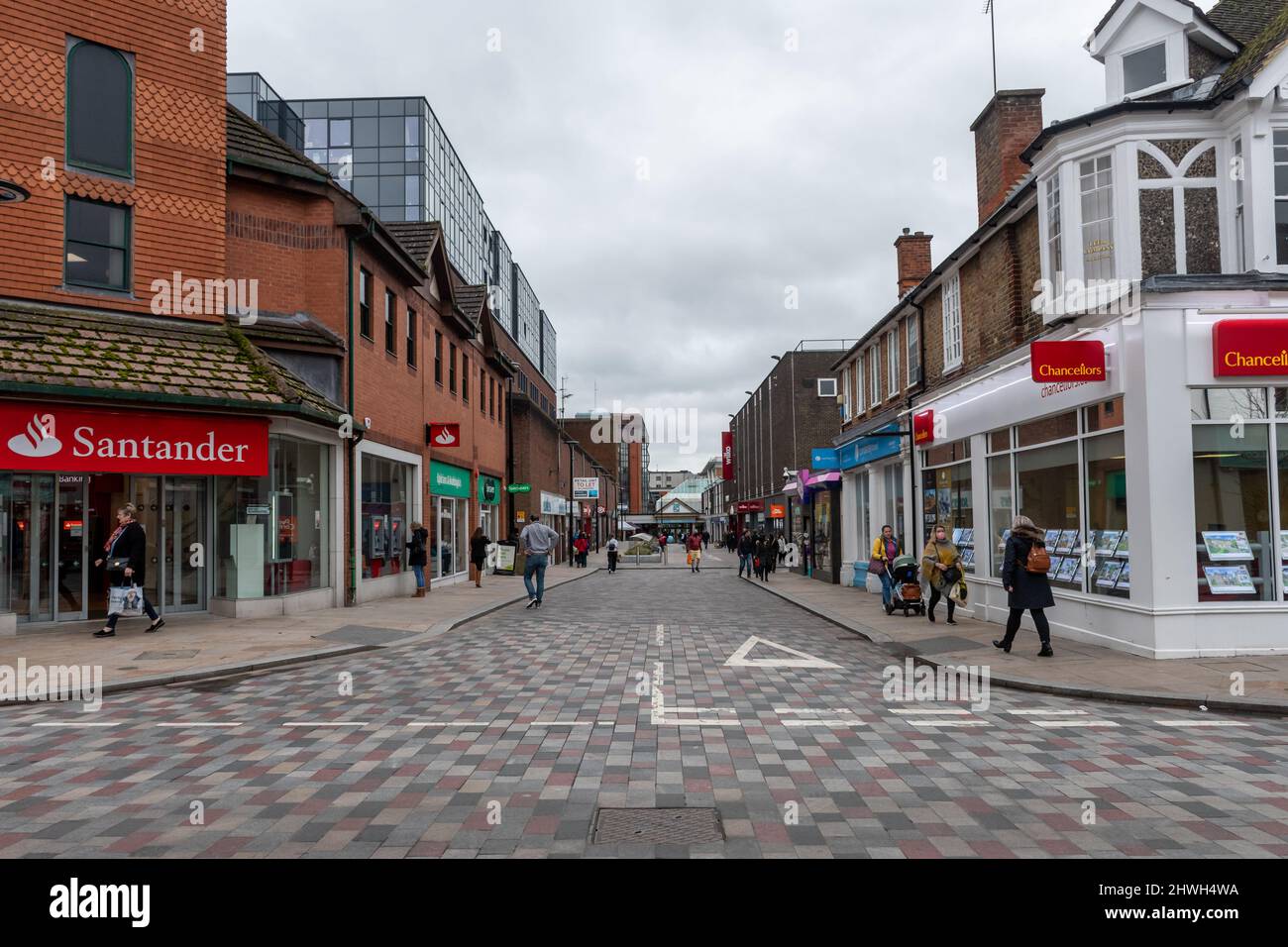 Regardez le long de la rue commerçante Princess Way dans le centre-ville de Camberley, Surrey, Angleterre, Royaume-Uni, où les clients sont occupés Banque D'Images