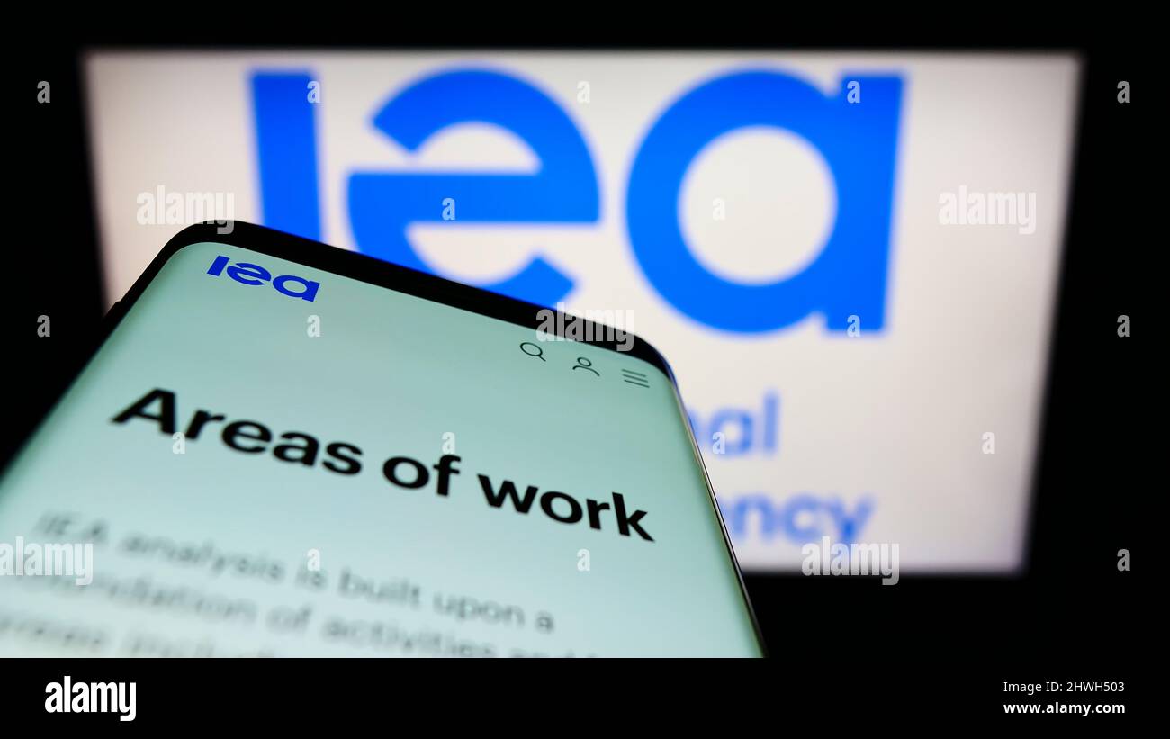Téléphone mobile avec page web de l'organisation Agence internationale de l'énergie (AIE) à l'écran devant le logo. Faites la mise au point dans le coin supérieur gauche de l'écran du téléphone. Banque D'Images