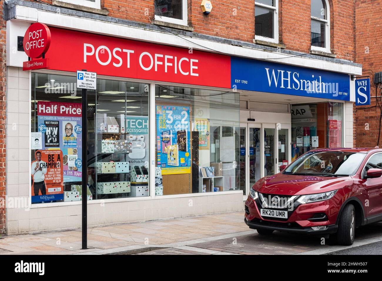 Succursale WHSmith avec bureau de poste, magasin sur Camberley High Street dans le centre-ville, Surrey, Angleterre, Royaume-Uni Banque D'Images