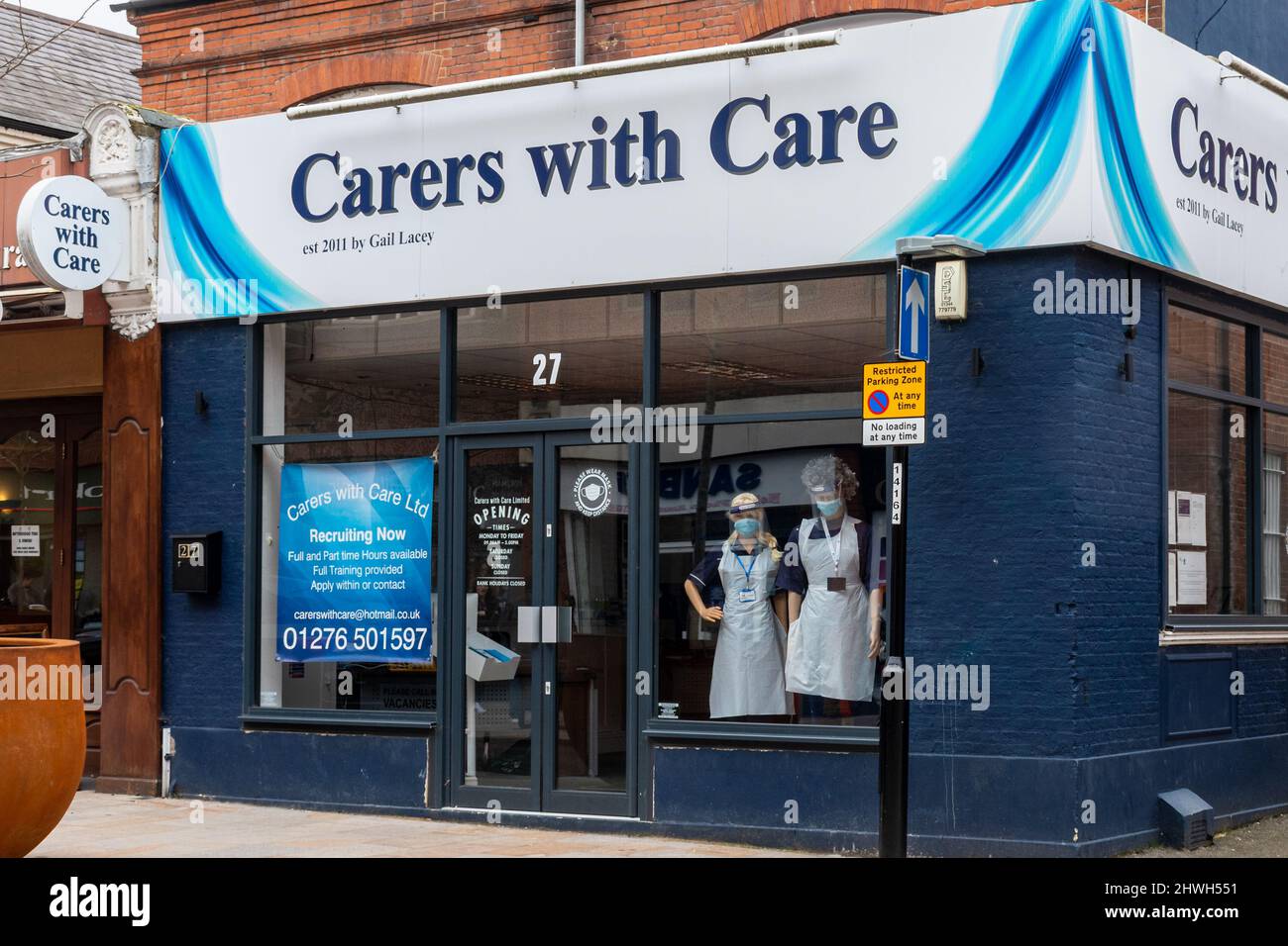 Carers with Care Ltd, sur les lieux de Camberley High Street avec avis sur le recrutement de nouveaux soignants, Surrey, Angleterre, Royaume-Uni Banque D'Images