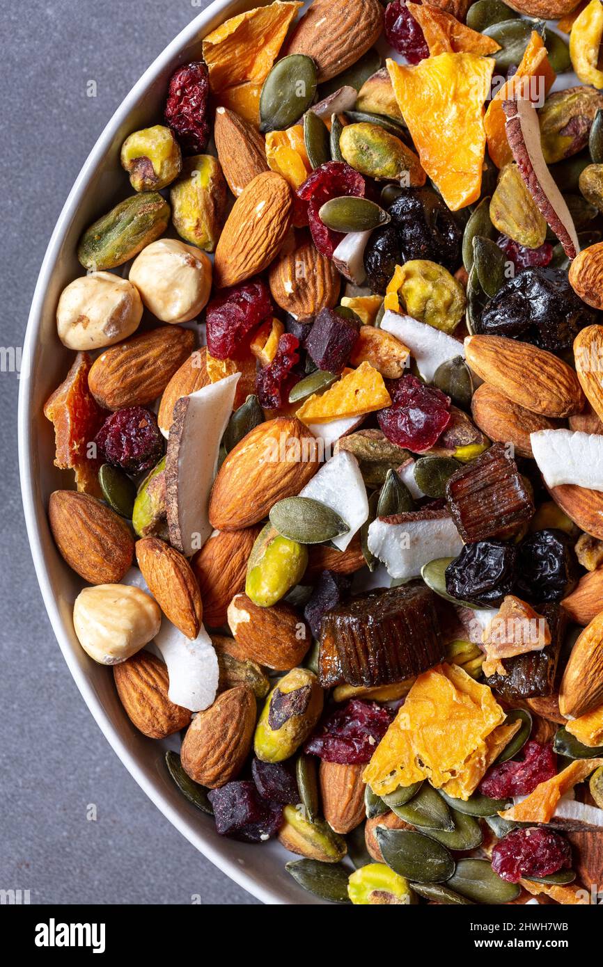 Directement au-dessus de la dose de variété de fruits secs et de noix sur l'assiette Banque D'Images