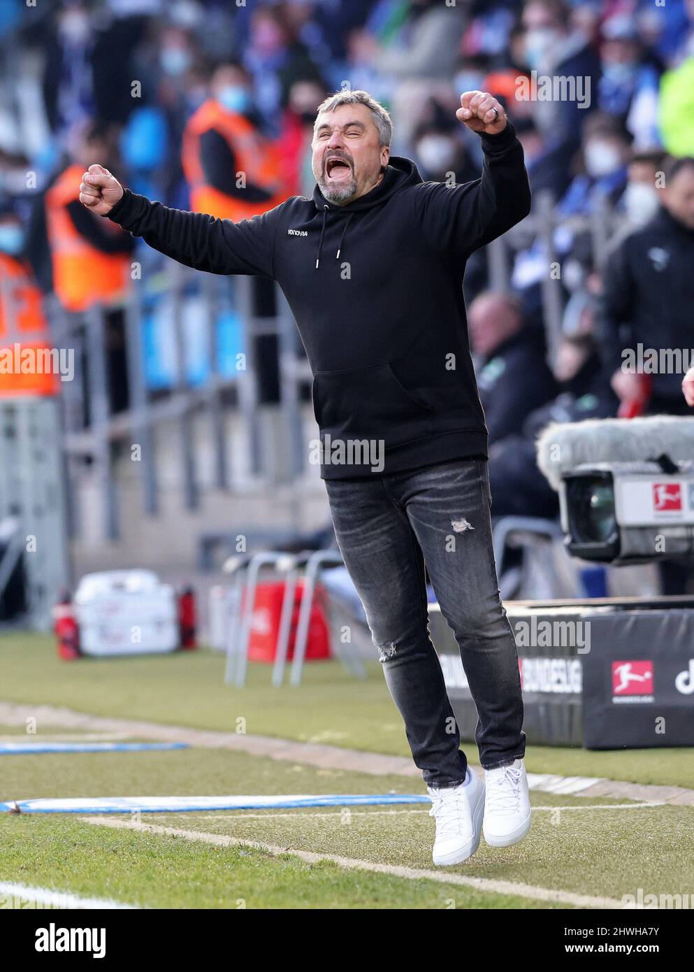 Bochum, Allemagne. 05th mars 2022. Firo : 05.03.2022, Fuvuball, 1.Bundesliga, saison 2021/2022, VfL Bochum - SpVgg Greuther Fvºrth 2:1 jubilation, jubilation finale entraîneur Thomas REIS, Bochum crédit: dpa/Alay Live News Banque D'Images