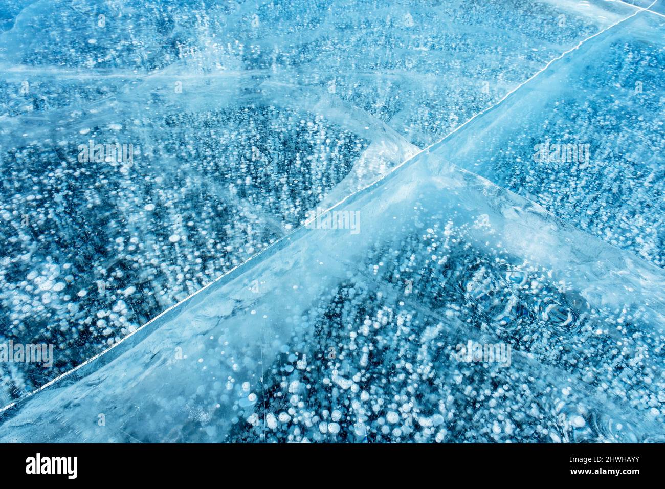 de la glace bleue et des bulles de méthane congelées Banque D'Images