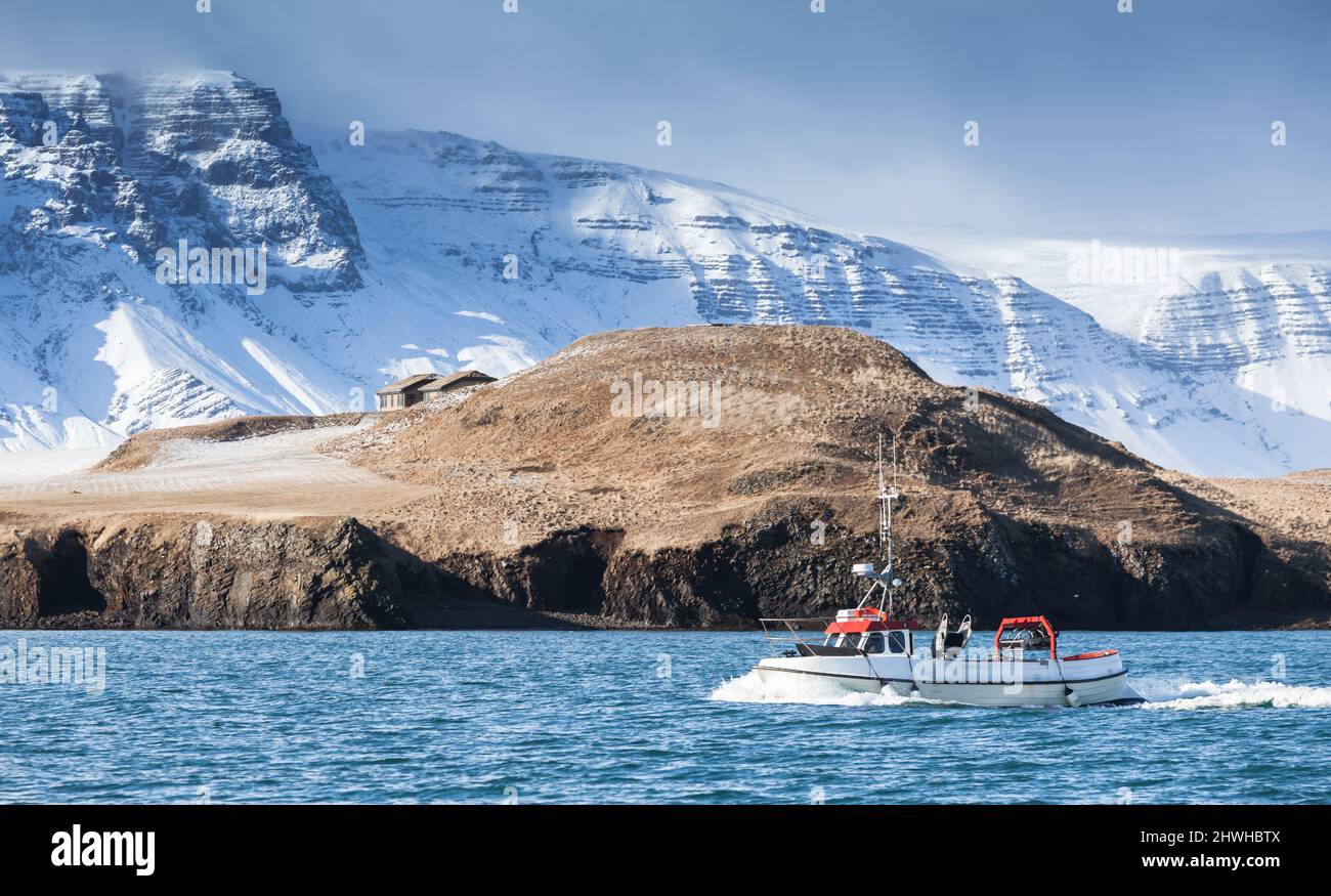 Un bateau de pêche blanc navigue dans la baie de Reykjavik par une journée ensoleillée, l'Islande Banque D'Images