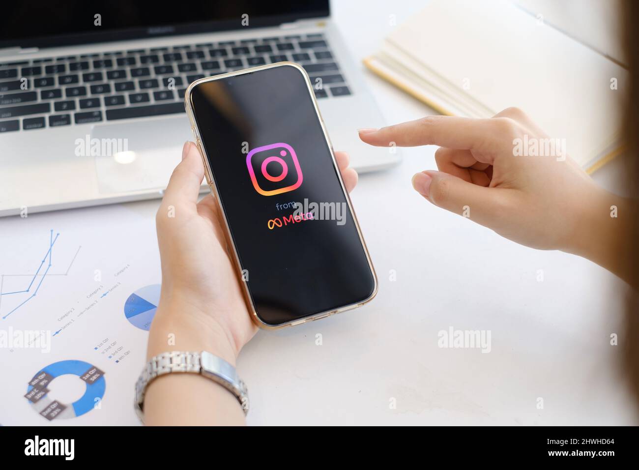 CHIANG MAI, THAÏLANDE - 06 MARS 2022 : Une femme utilisant l'application Instagram sur iPhone. Des bobines Instagram pour réaliser de courtes vidéos à partir de Meta. Banque D'Images