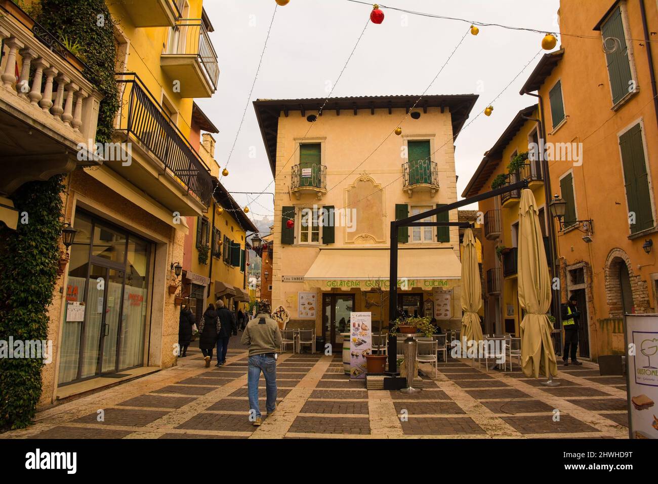 Torri del Benaco, Italie - décembre 27 2021. Bâtiments historiques à Noël près du front de mer à Torri del Benaco au lac de Garde, dans la province de Vérone Banque D'Images