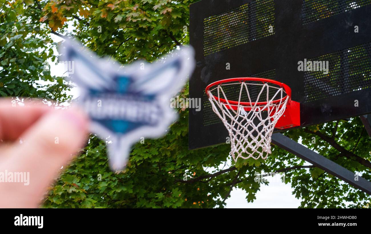 15 septembre 2021, Charlotte, USA, Un panier de basket-ball sur un terrain  de sport et une image floue de l'emblème du club de basket-ball Charlotte  Hornets Photo Stock - Alamy