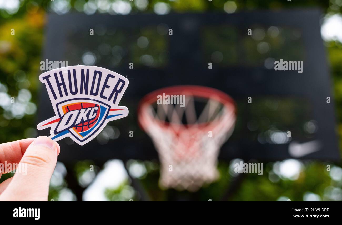 15 septembre 2021, Oklahoma City, États-Unis, Un homme tient l'emblème du club de basket-ball de l'Oklahoma City Thunder dans sa main sur le terrain sportif. Banque D'Images