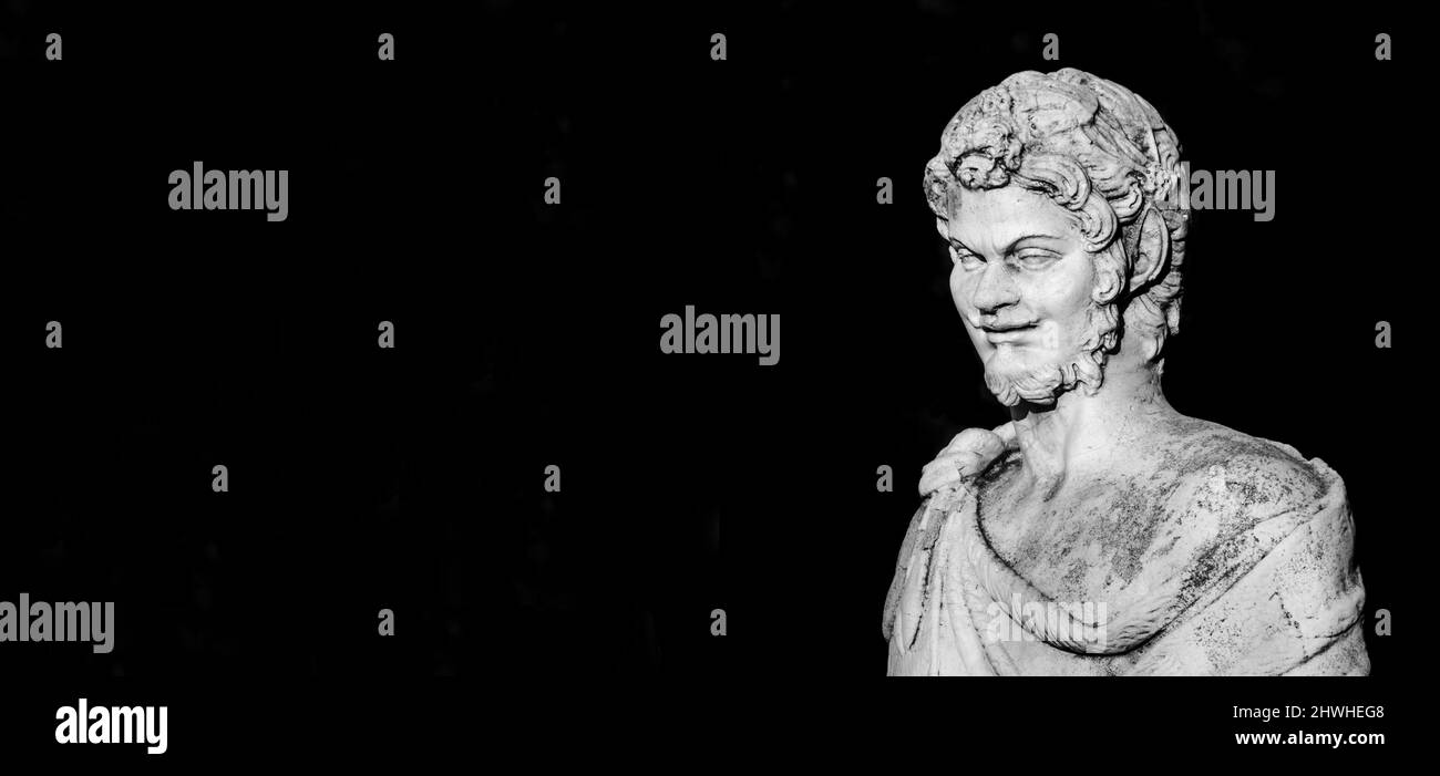 Satyr ou Faun ancien caractère mythologique, une maison datant de 18th ans érigée dans le parc public de la Villa Borghèse, à Rome (noir et blanc avec espace copie) Banque D'Images