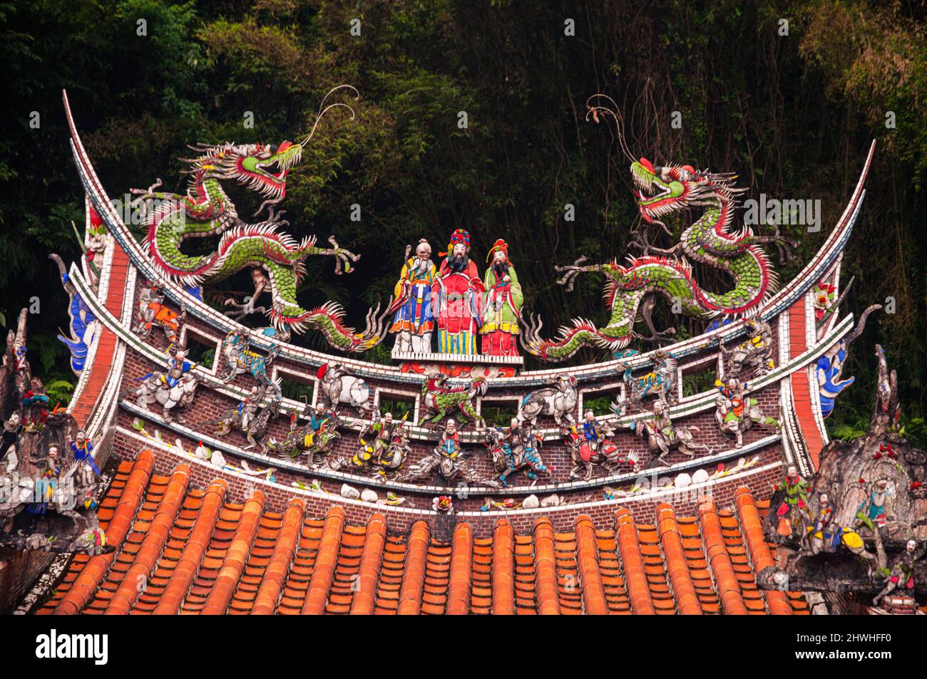 Temple de Hitoushan Quanhua, Temple de Fu Tian aux montagnes de Lions Head à Taïwan. Belles œuvres taoïstes sur les toits colorés du temple Banque D'Images