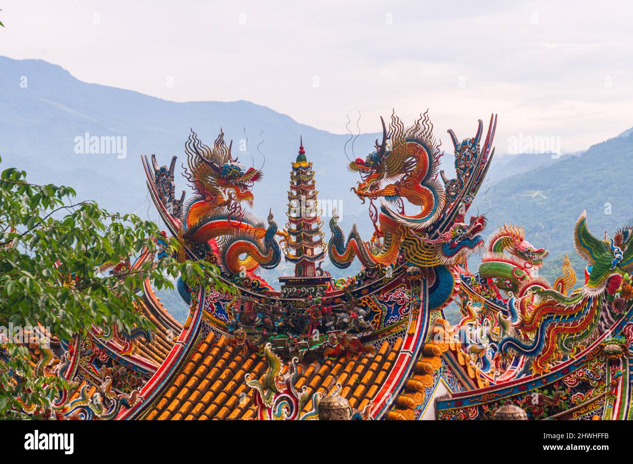 Temple de Hitoushan Quanhua, Temple de Fu Tian aux montagnes de Lions Head à Taïwan. Belles œuvres taoïstes sur les toits colorés du temple Banque D'Images