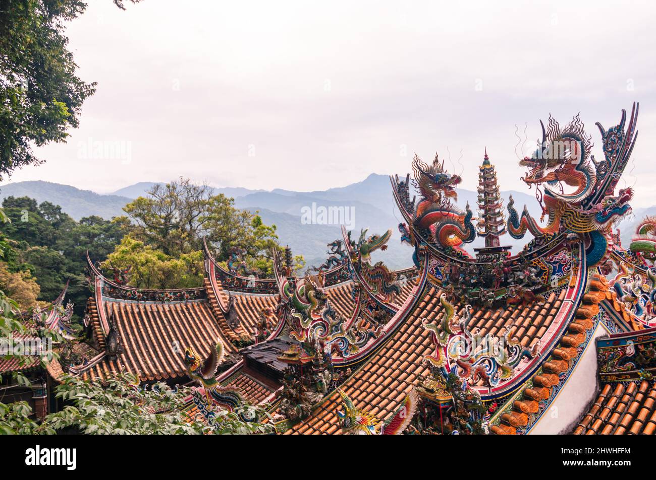 Temple de Hitoushan Quanhua, Temple de Fu Tian aux montagnes de Lions Head à Taïwan. Belles œuvres taoïstes sur les toits colorés du temple Banque D'Images