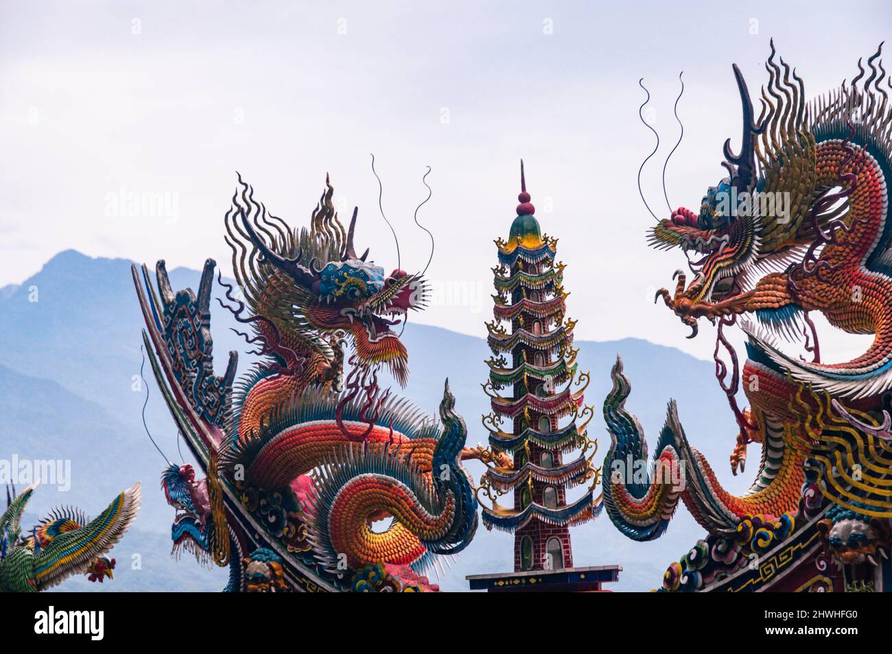 Temple de Hitoushan Quanhua, Temple de Fu Tian aux montagnes de Lions Head à Taïwan. Belles œuvres taoïstes sur les toits colorés du temple Banque D'Images