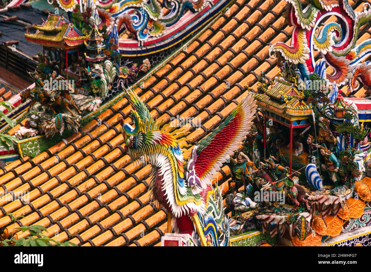 Temple de Hitoushan Quanhua, Temple de Fu Tian aux montagnes de Lions Head à Taïwan. Belles œuvres taoïstes sur les toits colorés du temple Banque D'Images