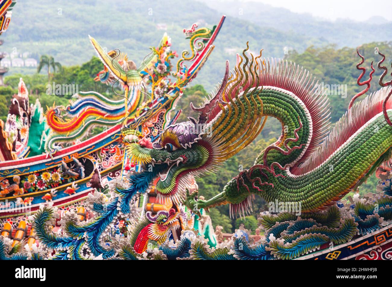 Temple de Hitoushan Quanhua, Temple de Fu Tian aux montagnes de Lions Head à Taïwan. Belles œuvres taoïstes sur les toits colorés du temple Banque D'Images