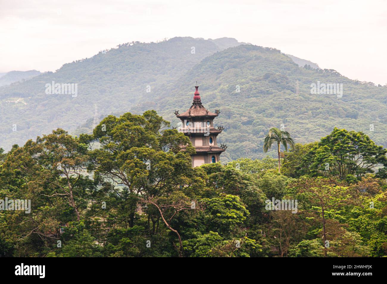Pagode du Temple Quan-Hua dans une forêt tropicale à Taïwan. Région montagneuse. Région pittoresque des montagnes du Lion. 勸化堂寶塔 Banque D'Images