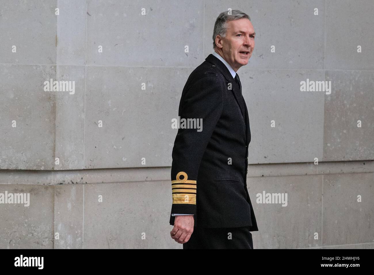 Londres, Royaume-Uni. 06th mars 2022. L'amiral Sir Antony David Radakin, KCB, ADC, (Tony Radakin), officier supérieur de la Marine royale et chef d'état-major britannique de la Défense, à la BBC, dans le centre de Londres, pour une interview. Credit: Imagetraceur/Alamy Live News Banque D'Images