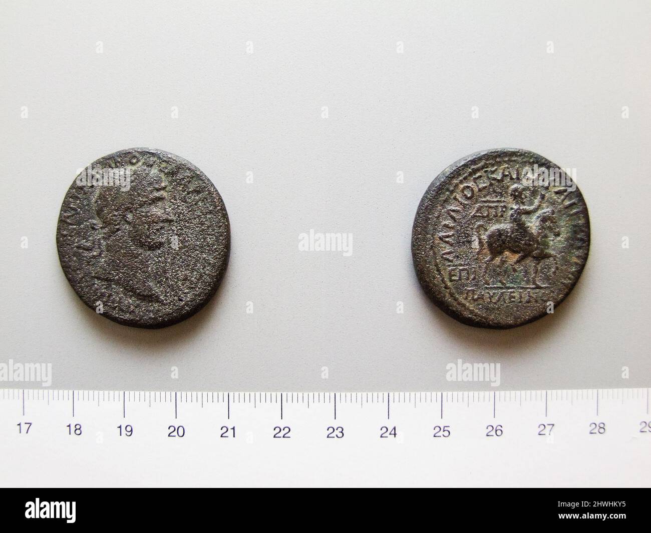 Pièce d'Hadrien, empereur de Rome; Lucius Aelius César d'Aegeae, Sicile. Règle: Hadrien, empereur de Rome, A.D. 76–138, règle 117–38Ruler: Lucius Aelius Caesar, A.D. 101–138, règle 136–38 monnaie: Aegeae, Cilicie artiste: Inconnu Banque D'Images