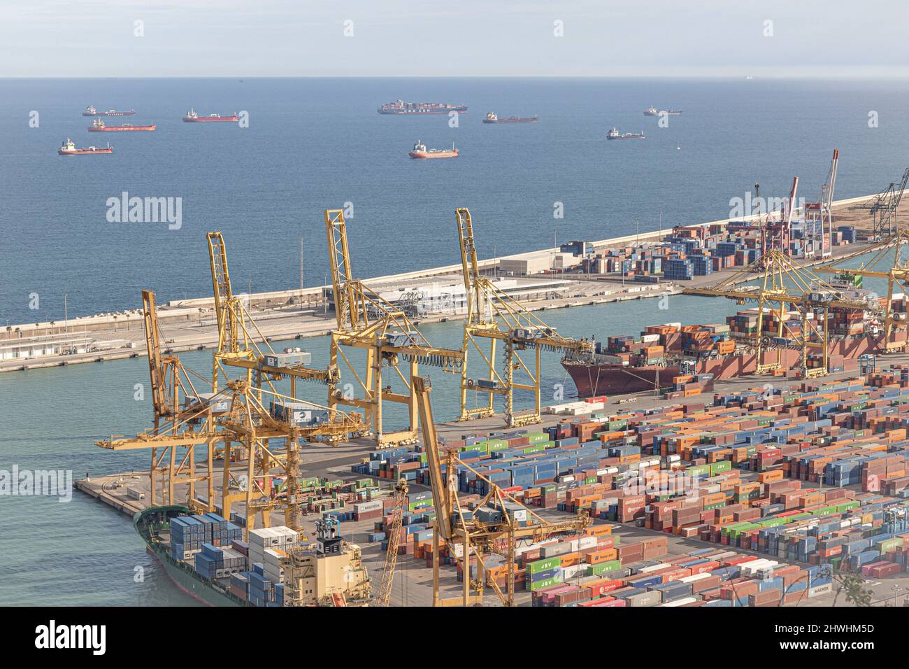 BARCELONE, ESPAGNE-5 MARS 2022 : port de Barcelone, port pour conteneurs, vue aérienne. Banque D'Images