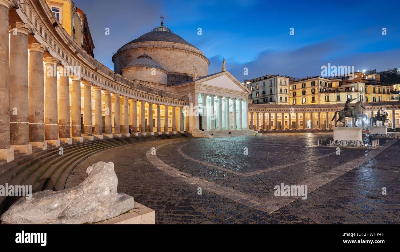 Naples, Italie à la Piazza del Plebiscito au crépuscule. Banque D'Images