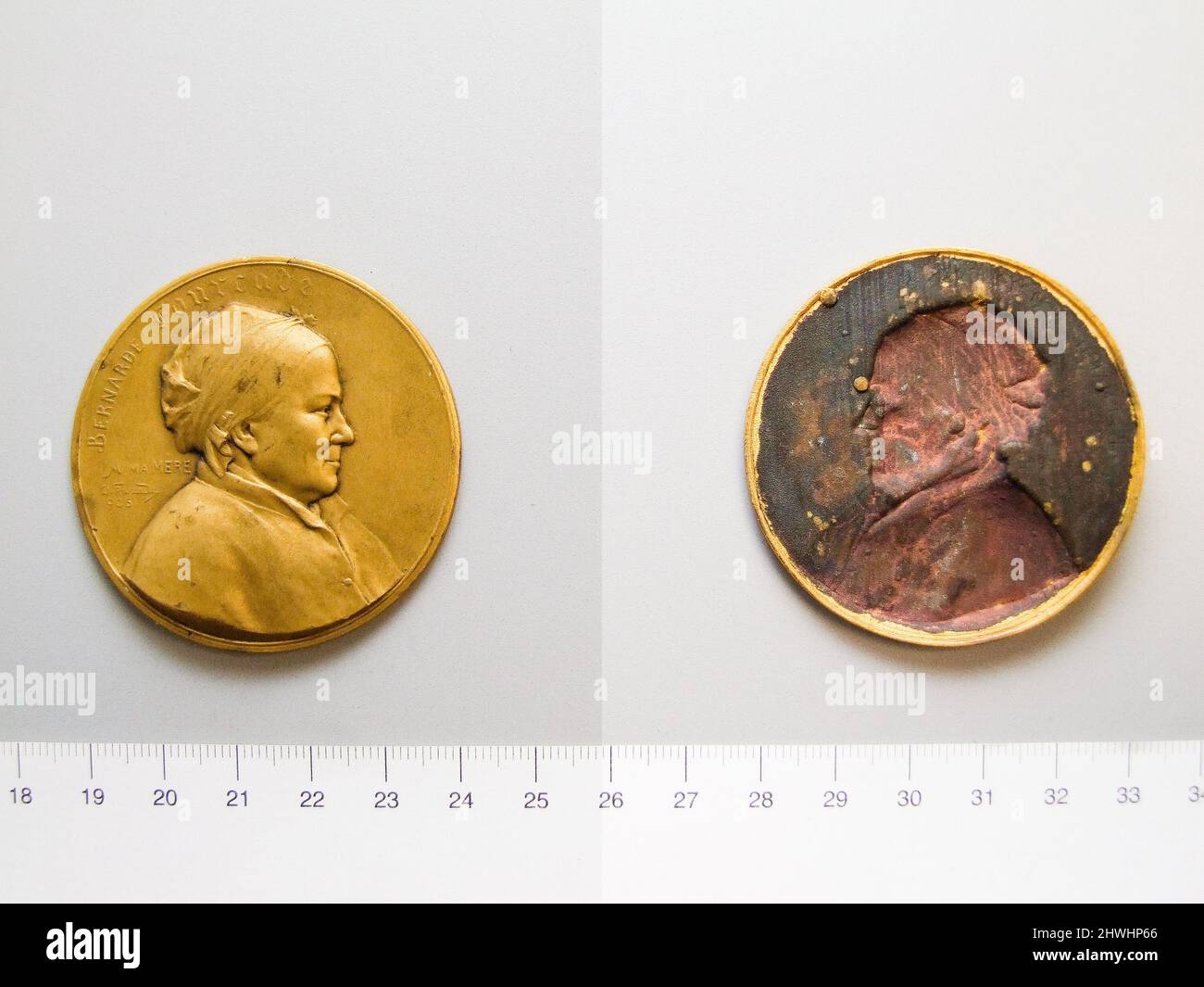 Médaille de métal à la mère de l’artiste. Artiste: Mme D. Fourcade, Français Banque D'Images