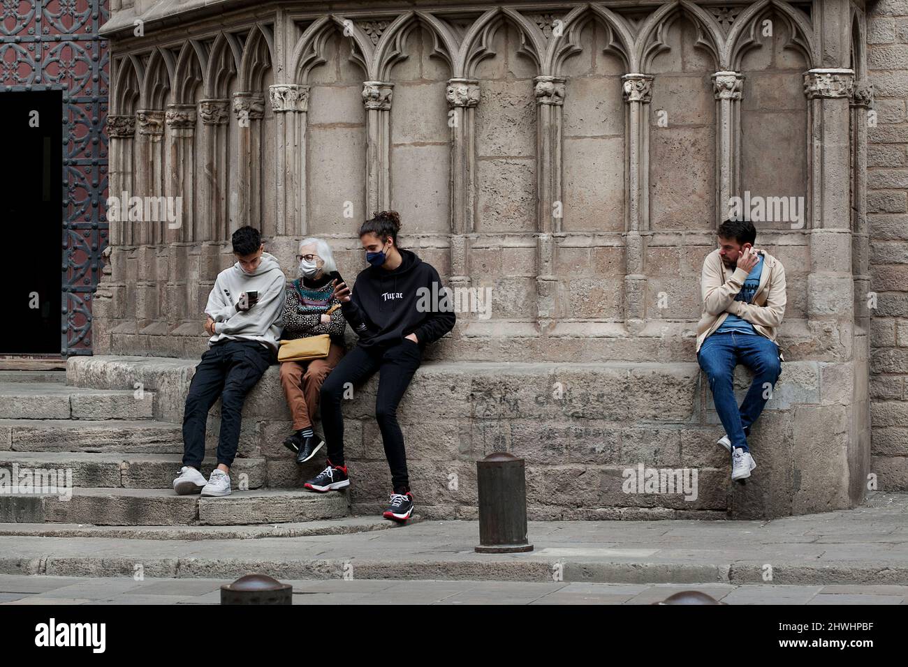 Les gens se sont assis devant la basilique Santa Maria del Pi, Barcelone, Espagne. Banque D'Images