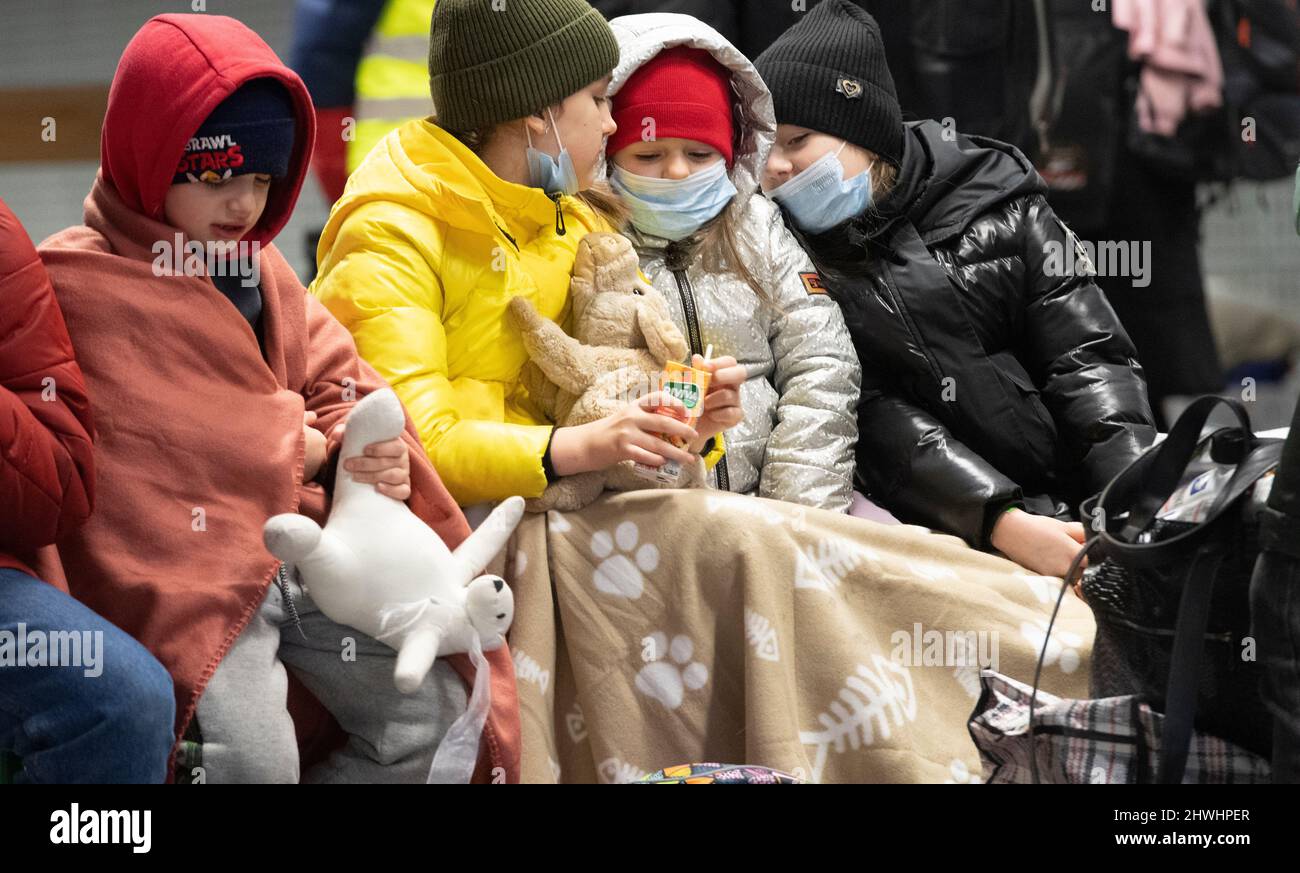 Berlin, Allemagne. 06th mars 2022. Enveloppés de couvertures, ces enfants de la zone de guerre ukrainienne s'assoient sur un banc dans la gare principale de Berlin. Ce matin aussi, de nombreux réfugiés de la zone de guerre sont déjà arrivés à Berlin. Les troupes russes ont envahi l'Ukraine le 24 février. Credit: Paul Zinken/dpa/Alay Live News Banque D'Images