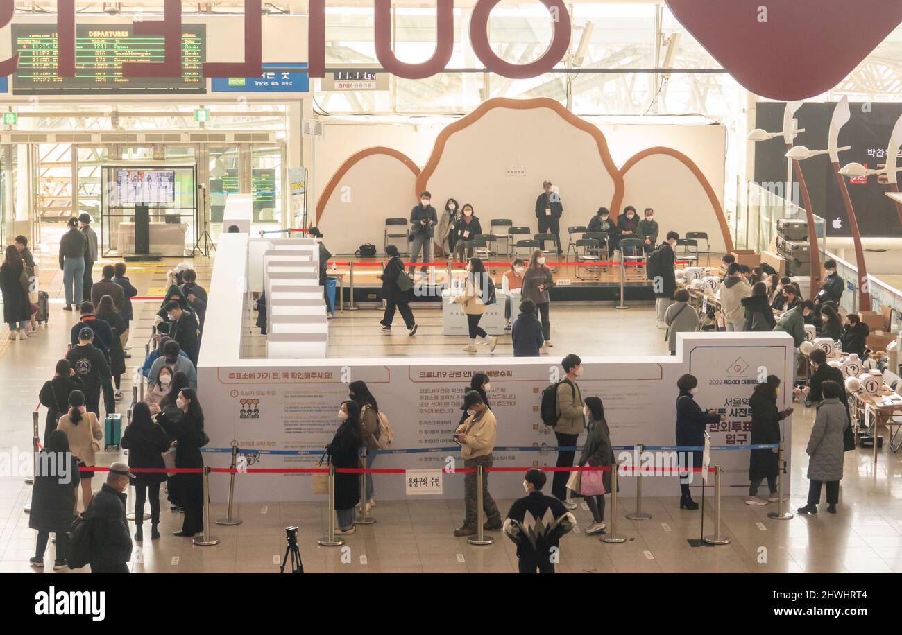 L'élection présidentielle de la Corée du Sud, le 5 mars 2022 : les gens attendent dans la ligne pour voter tôt pour l'élection présidentielle de mars 9 dans un bureau de vote local à Séoul, en Corée du Sud. Credit: Lee Jae-won/AFLO/Alay Live News Banque D'Images