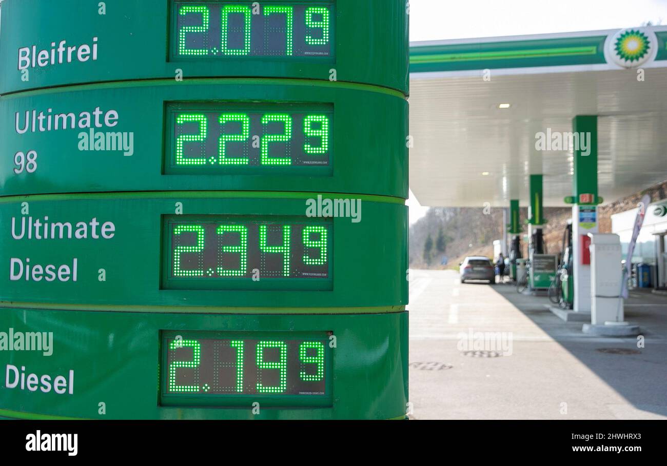 Un écran affiche les prix du carburant en francs suisses par litre dans une  station-service BP près de Kemptthal, Suisse, le 6 mars 2022. REUTERS/Arnd  Wiegmann Photo Stock - Alamy