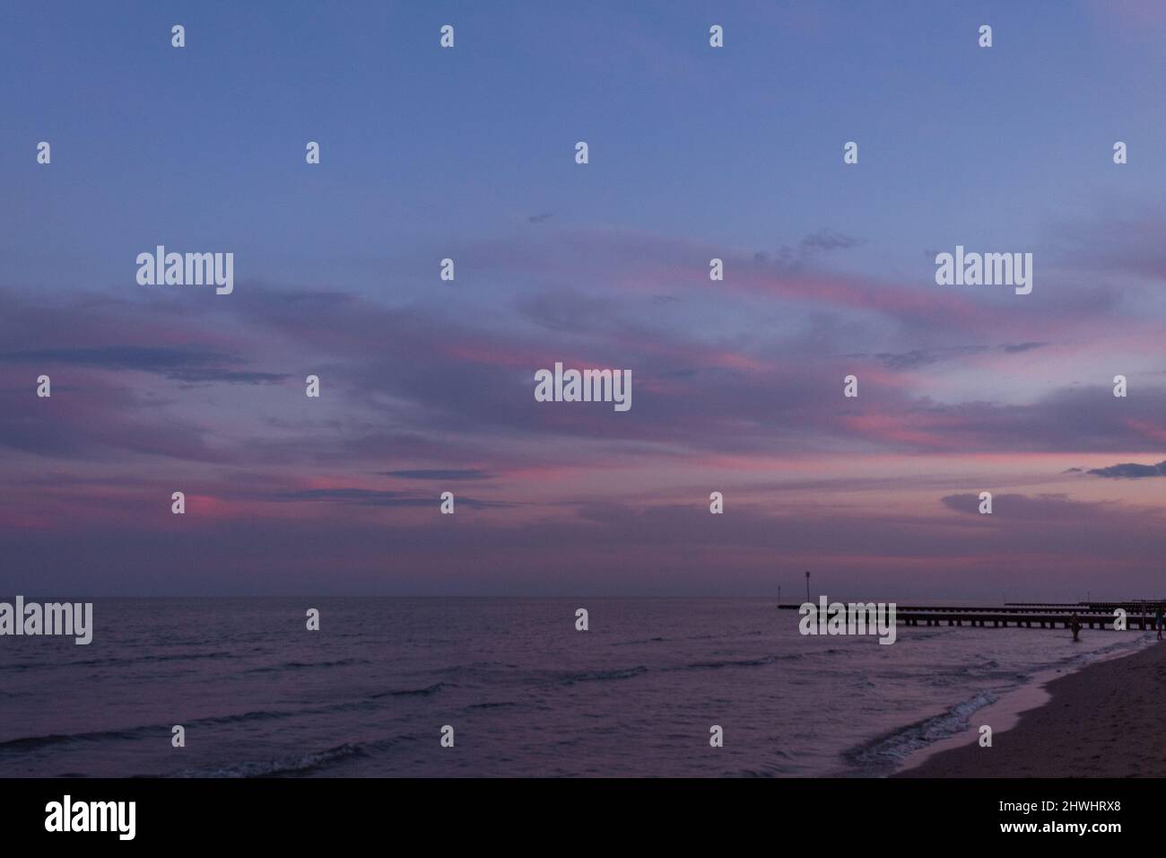 Dans cette photo, j'ai pris un coucher de soleil avec quelques nuages qui ont fait un bel effet Banque D'Images