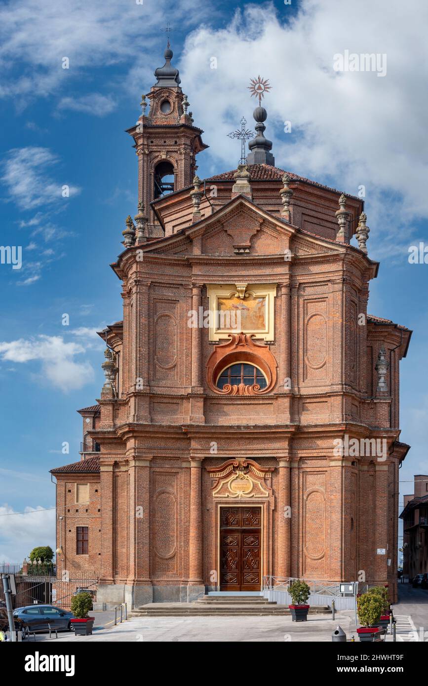 Fossano, Cuneo, Italie - 27 février 2022 : Église de la Sainte Trinité ou dei Battuti Rossi (arche du 18th siècle Francesco Gallo) de style baroque, Banque D'Images