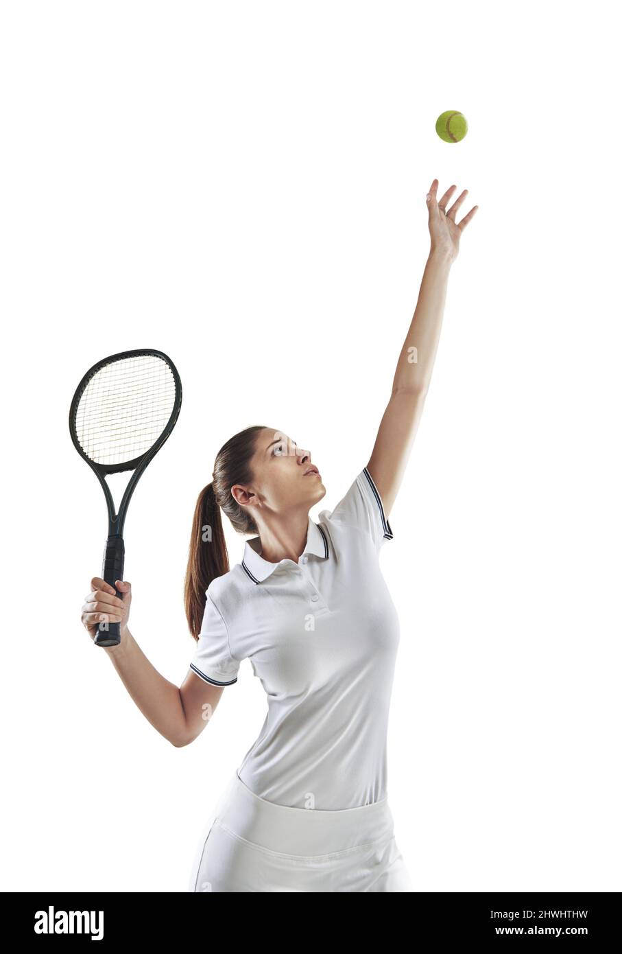 Restez calme et servez un as. Photo en studio d'une joueuse de tennis féminine se préparer à servir le ballon. Banque D'Images