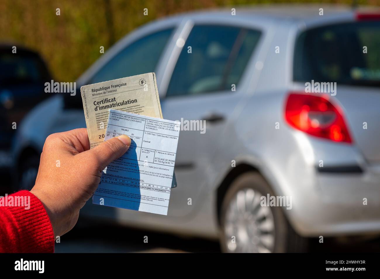 Documents administratifs pour véhicules français. Certificat d'enregistrement, également appelé carte grise et carte d'assurance internationale Banque D'Images