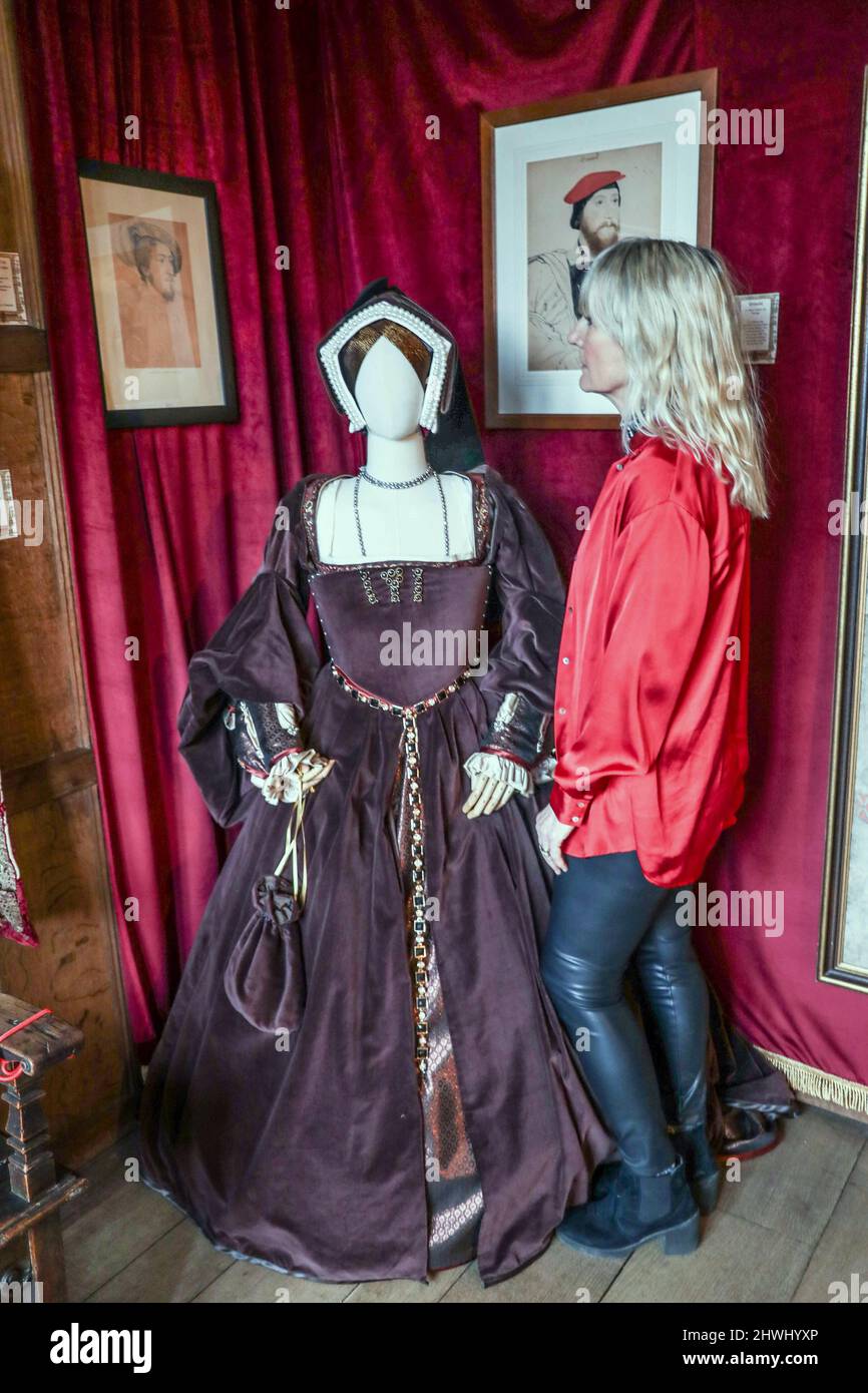 kent Edenbridge, Royaume-Uni 06 mars 2022 Hever Castle « devenir Anne », Commémorant le 500th anniversaire de l'arrivée capitale d'Anne Boleyn à la Cour d'Henry VIII.Recreation de la robe d'Anne Boleyn aimablement prêtée au château de Hever par Karen Davies, elle a été créée par Samantha Rees et est basée dans le portrait d'Anne Boleyn après Hans Holbein. Ouverture le 4 mars. Paul Quezada-Neiman/Alamy Live News Banque D'Images