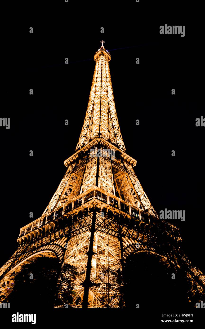 La Tour Eiffel de nuit, célèbre monument historique de la France Banque D'Images