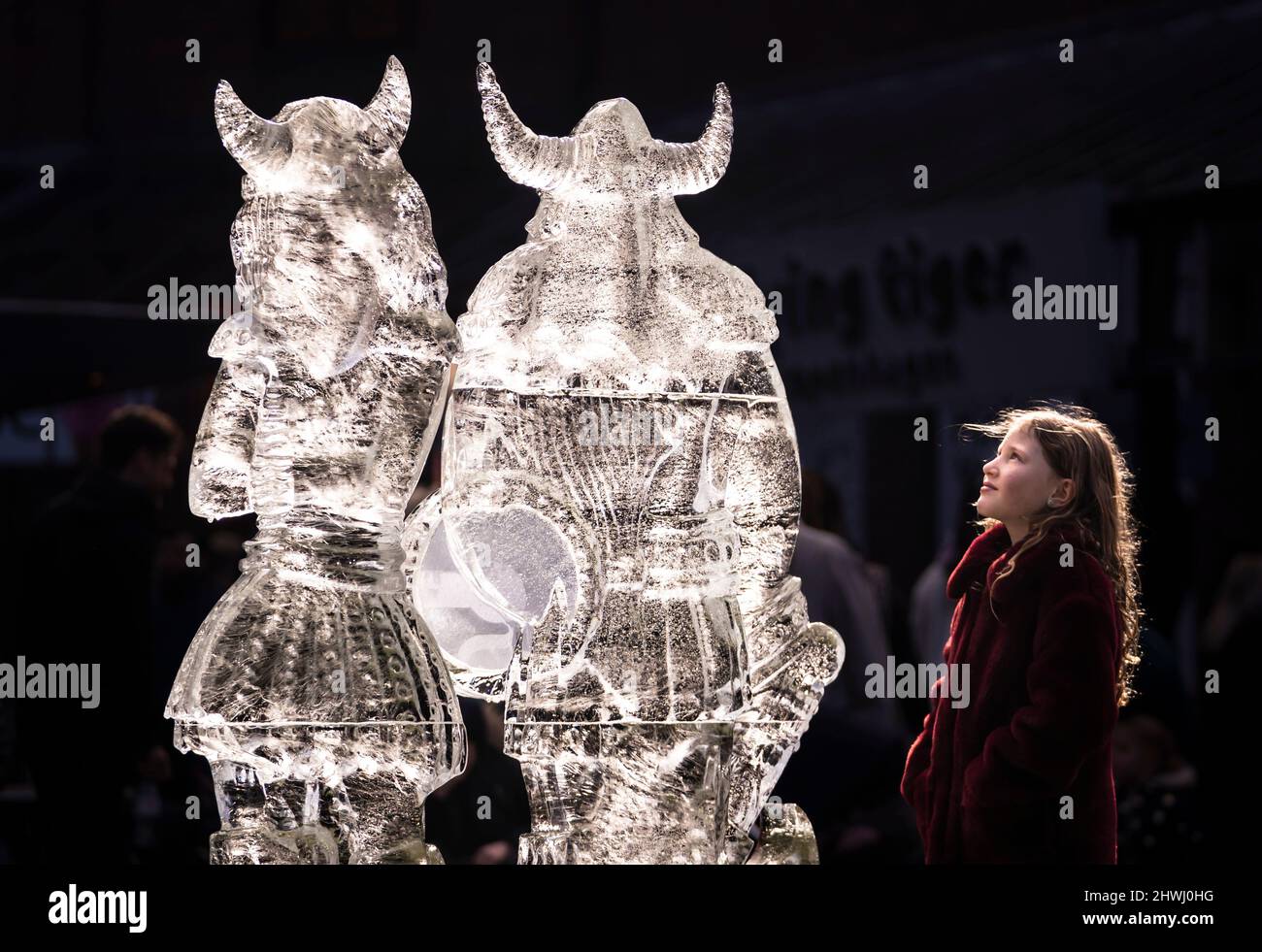 Bella Richardson, 7 ans, voit une sculpture sur glace de deux Vikings qui fait partie de la piste de glace de York dans le centre-ville de York, qui comprend plus de 40 sculptures de glace solide. Date de la photo: Dimanche 6 mars 2022. Banque D'Images