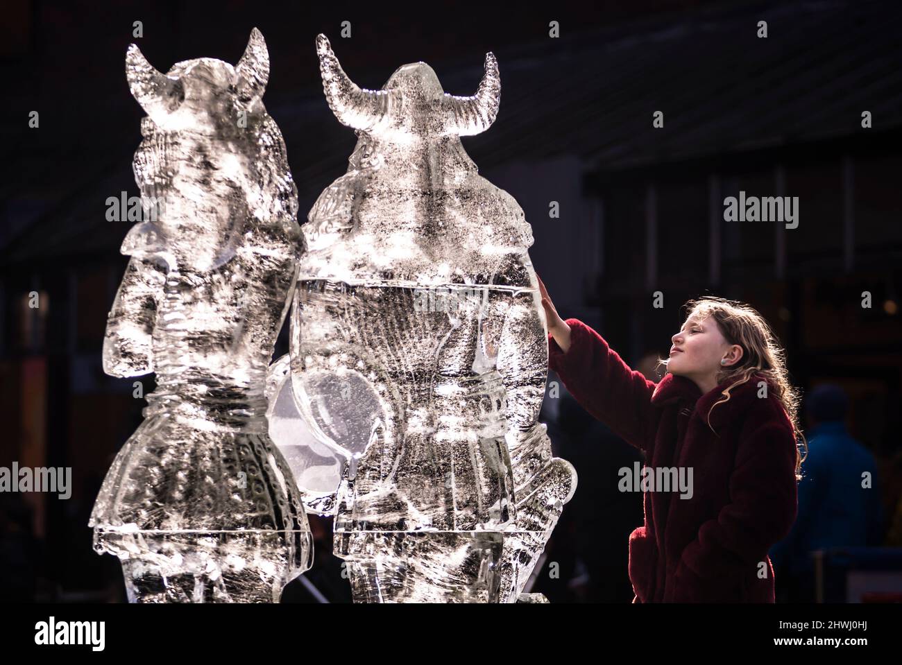 Bella Richardson, 7 ans, voit une sculpture sur glace de deux Vikings qui fait partie de la piste de glace de York dans le centre-ville de York, qui comprend plus de 40 sculptures de glace solide. Date de la photo: Dimanche 6 mars 2022. Banque D'Images