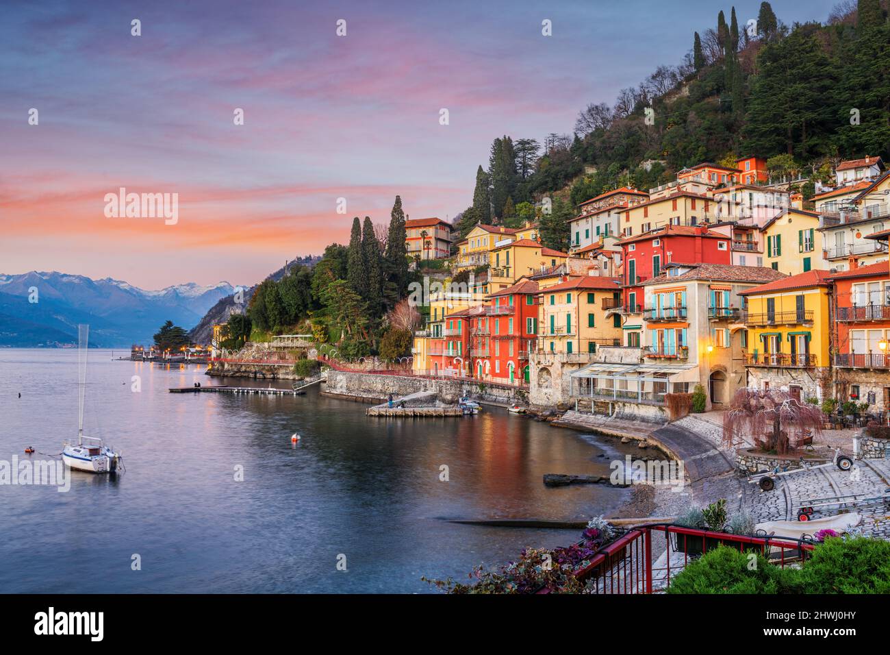 Varenna, Italie sur le lac de Côme au crépuscule. Banque D'Images