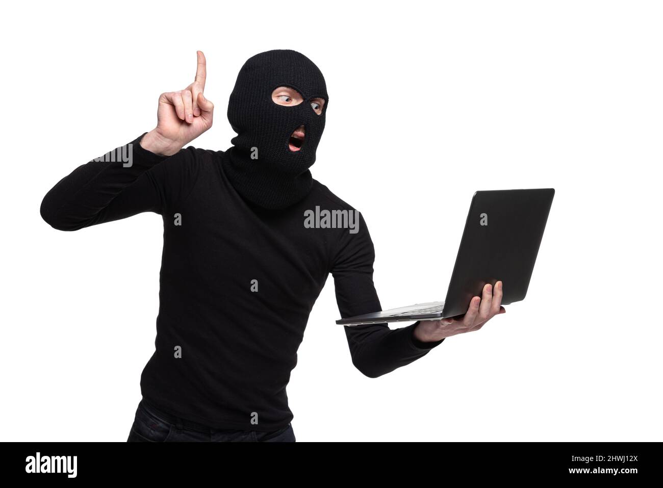 Portrait d'une jeune personne anonyme vêtue d'une tenue noire et d'une balaclava isolée sur fond blanc. Concept d'art, de mode, d'anti-terrorism Banque D'Images