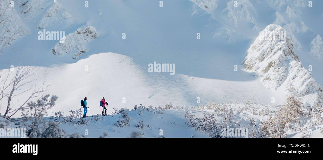 Vue sur le paysage de ski de randonnée en couple dans les basses Tatras en Slovaquie. Banque D'Images