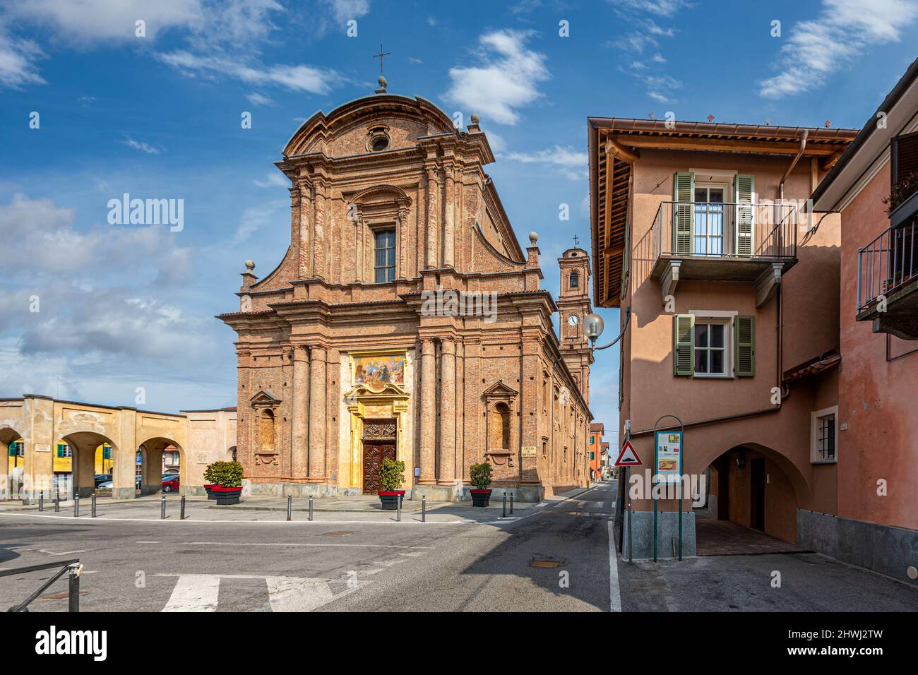 Fossano, Cuneo, Italie - 06 mars 2022 : église paroissiale de San Filippo (18th siècle) sur la piazza Aldo Nicolaj avec l'arcade et les bâtiments Banque D'Images