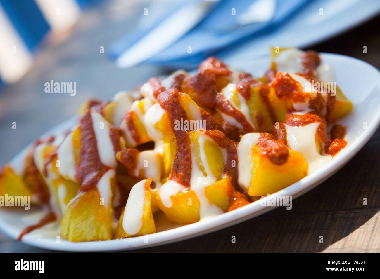 Morceaux de pommes de terre frits dans la sauce Banque D'Images
