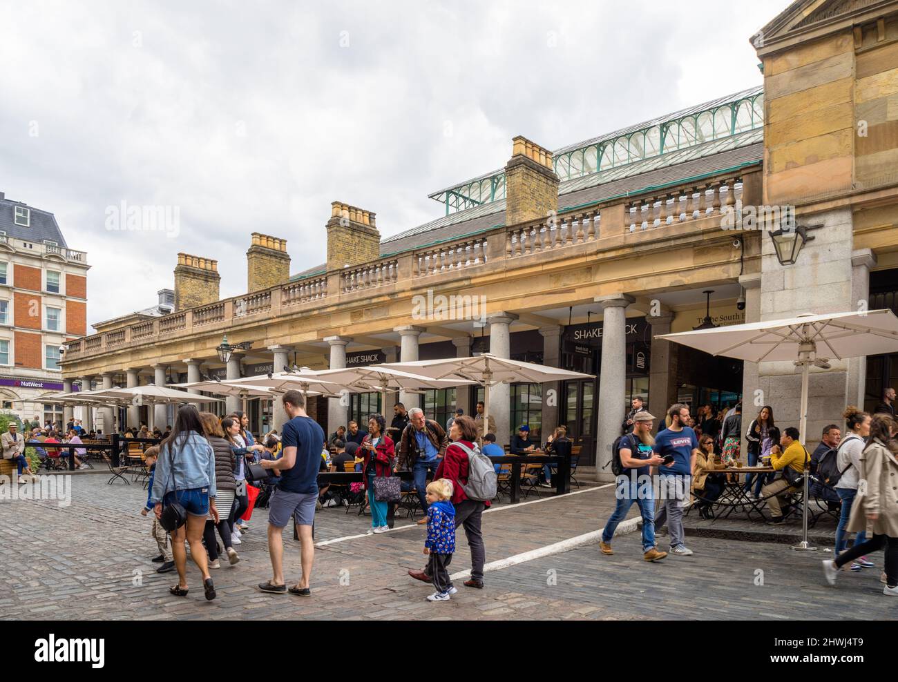 Touristes visitant Covent Garden, Londres, Royaume-Uni Banque D'Images