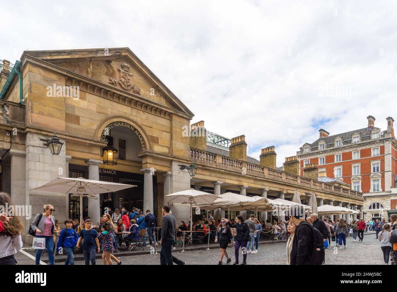 Touristes visitant Covent Garden, Londres, Royaume-Uni Banque D'Images