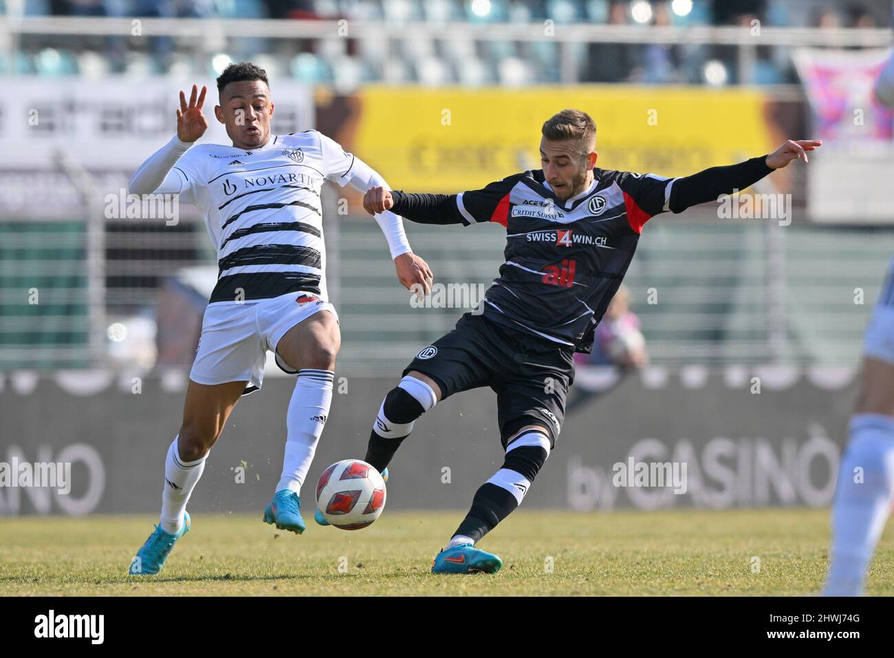 Lugano, Suisse. 06th mars 2022. Sandi Lovric (#24 FC Lugano) et Dan Ndoye (#27 FC Bâle) lors du match de la Super League entre le FC Lugano et le FC Bâle au Stade Cornaredo à Lugano, Suisse Cristiano Mazzi/SPP crédit: SPP Sport Press photo. /Alamy Live News Banque D'Images