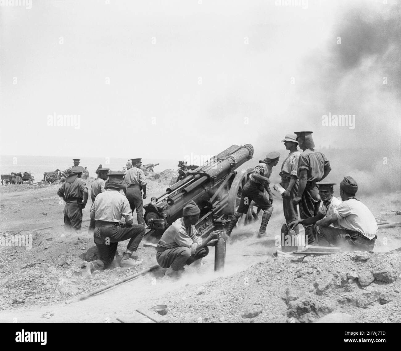 Une batterie de 60 limande britannique Mk I en action sur une falaise au cap Helles, Gallipoli, peut-être en juin 1915. L'unité pourrait être la batterie lourde de 90th, Artillerie de la garnison royale, située à l'avant de la Colline 114. Banque D'Images